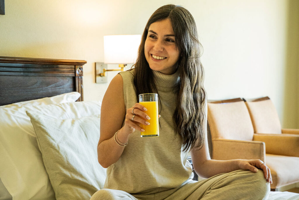 Mujer disfrutando de habitación en Wyndham Garden Campana