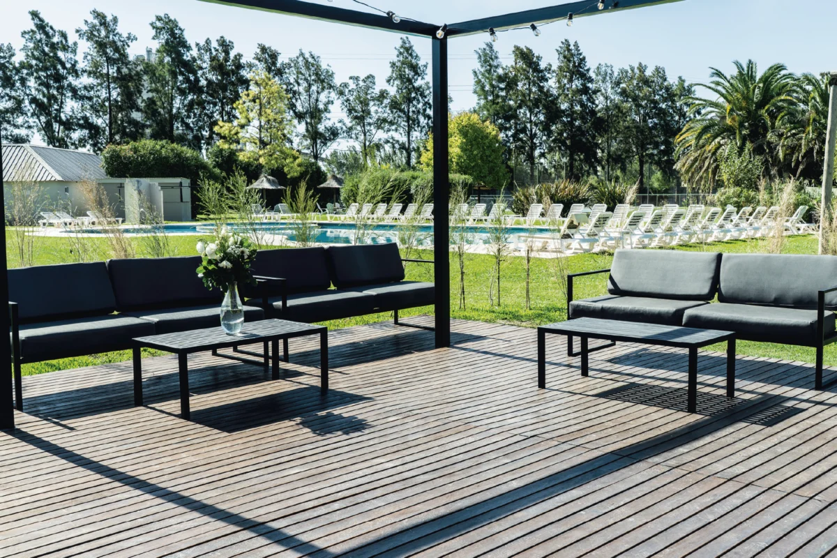 deck-jardin-salon-rio-de-la-plata-Wyndham-Garden-Campana