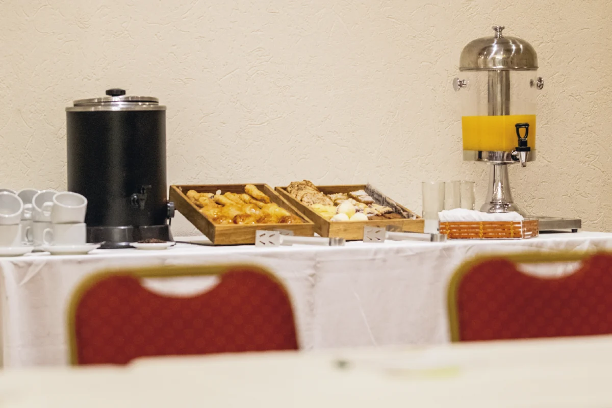 salon-rio-lujan-wyndham-garden-campana-desayuno-detalle