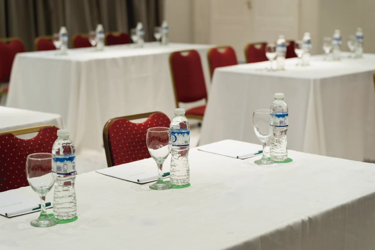 salon-rio-lujan-wyndham-garden-campana-formato-escuela-detalle