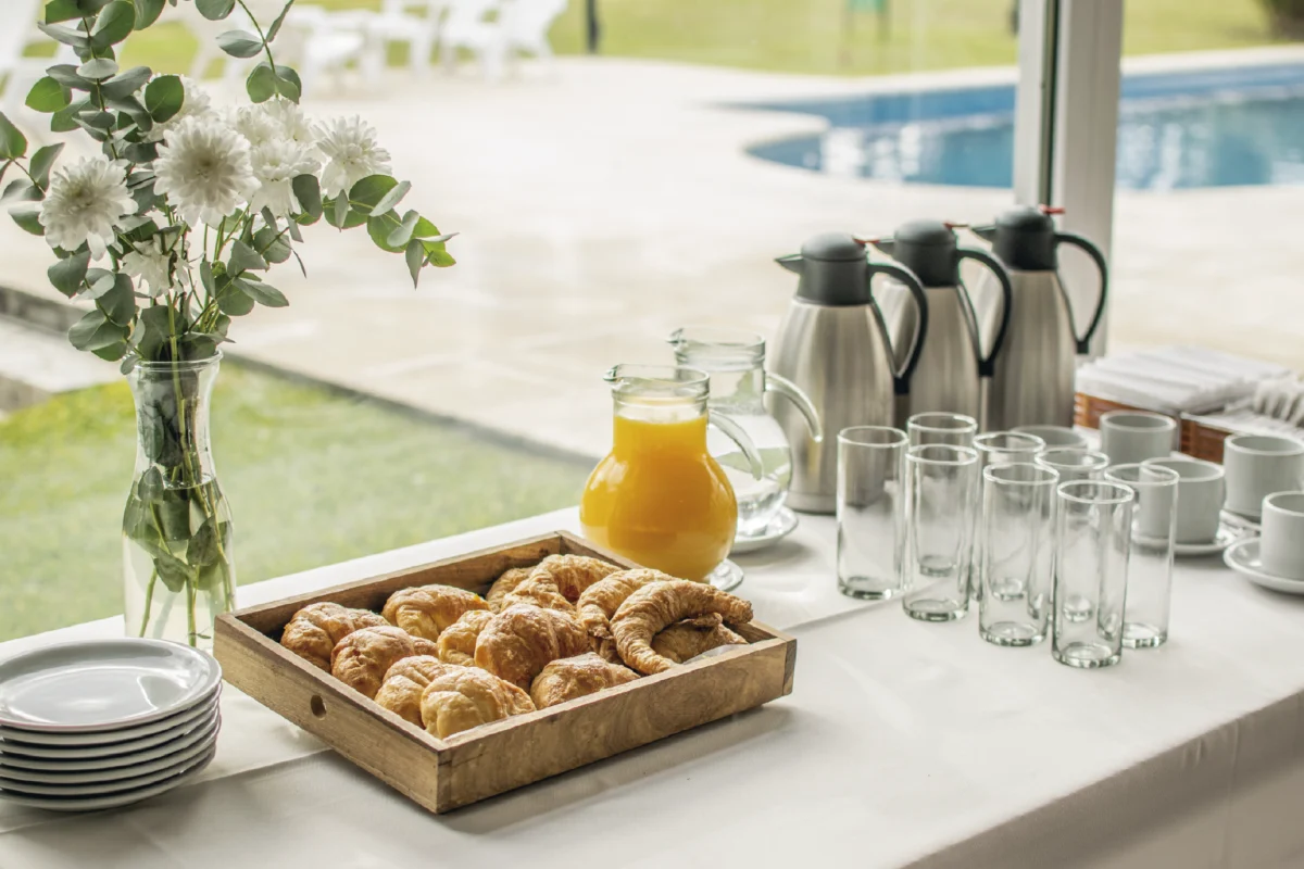 salonrio-de-la-plata-eventos-wyndham-garden-campana-desayuno-vista-jardin